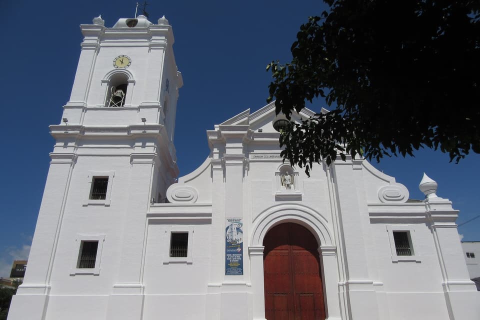 Fachada blanca de la Catedral Basílica de Santa Marta.