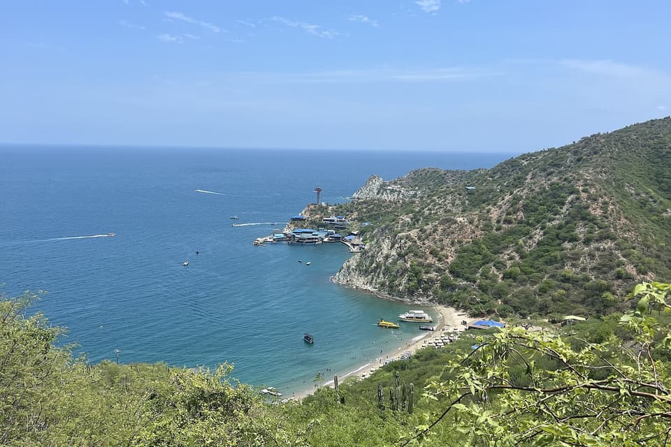 Vista desde el camino hacia la pequeña bahía de Playa Inca Inca.