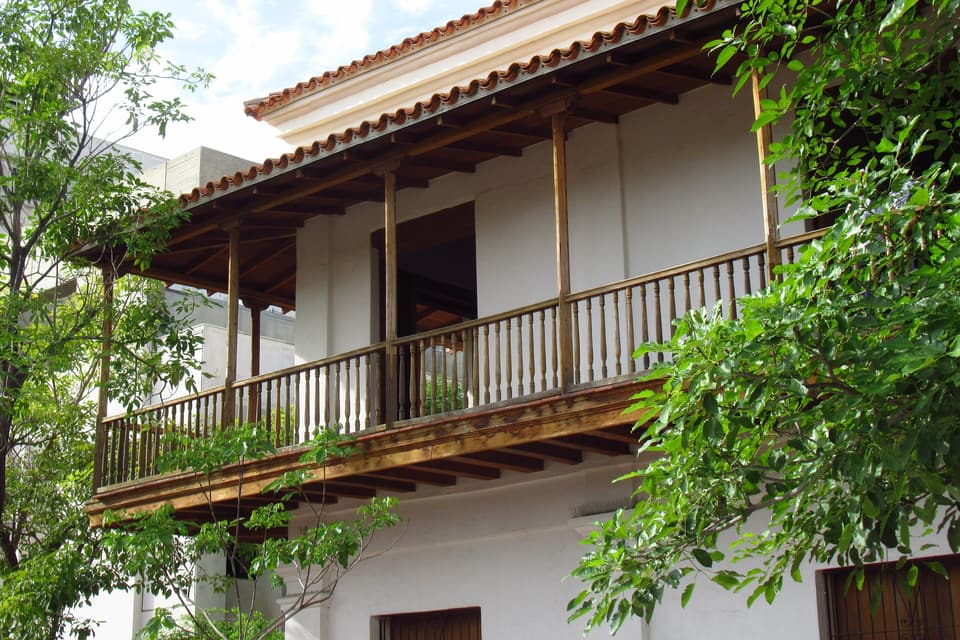 El gran balcón de madera de la Casa de la Aduana, sede del Museo del Oro Tairona.