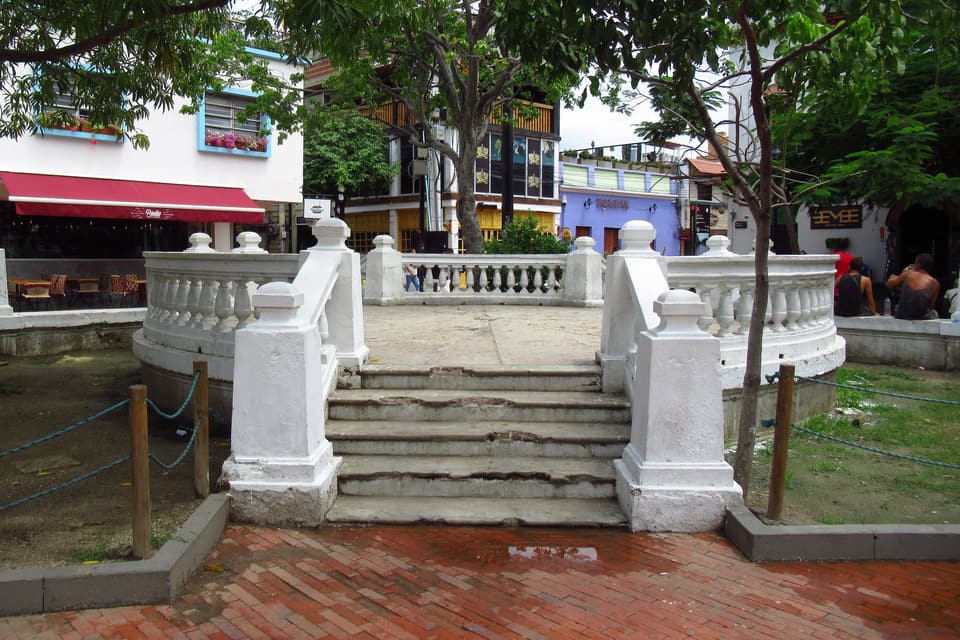 La rotonda del Parque de los Novios, rodeada de árboles y casas restauradas.