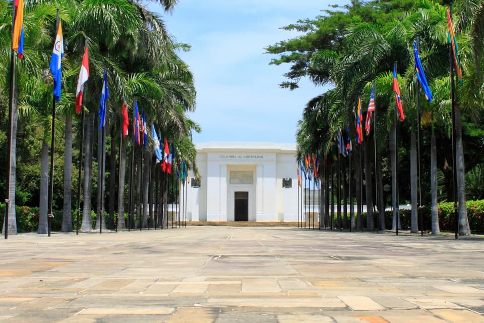 La avenida de banderas que lleva al Altar de la Patria en la Quinta de San Pedro Alejandrino.