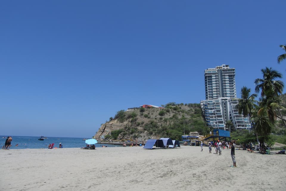 La playa principal de El Rodadero con edificios al fondo.